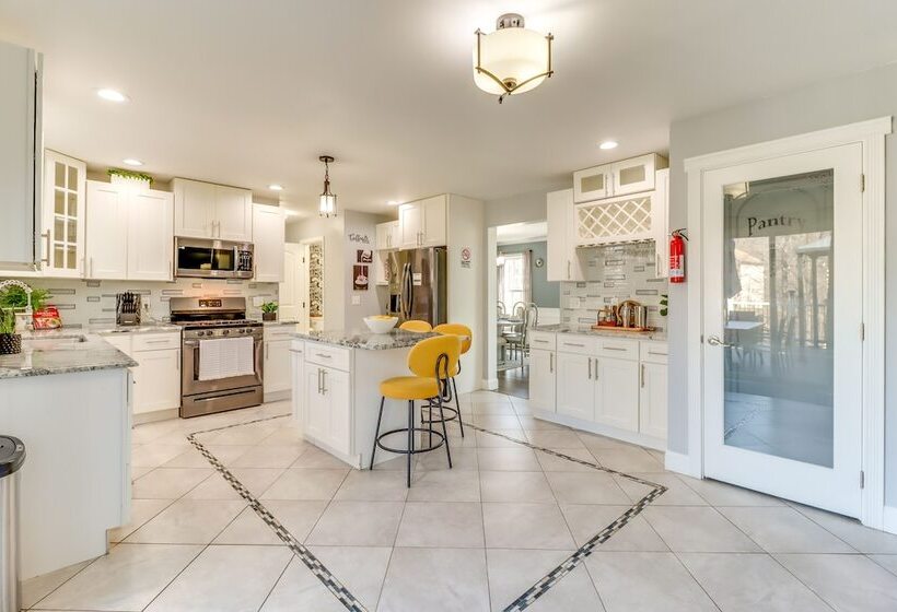 Hot Tub & Fire Pit: Family Home In Tobyhanna