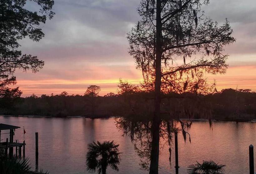 Pristine Cottage W/ Access To The Trent River