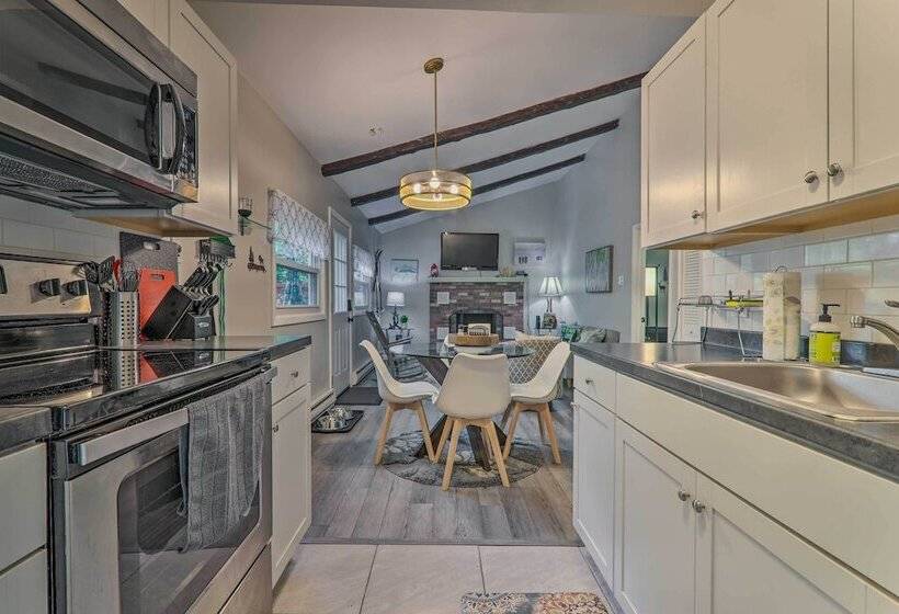 Fire Pit & Community Perks: Blakeslee Cottage!