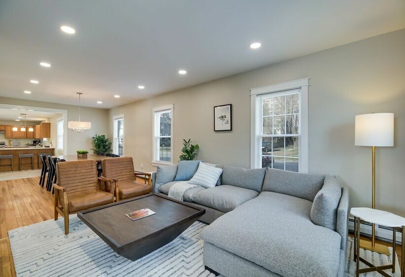 Updated Home In Heart Of Rutland, Near Slopes