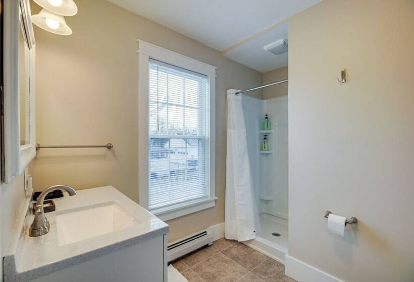 Updated Home In Heart Of Rutland, Near Slopes