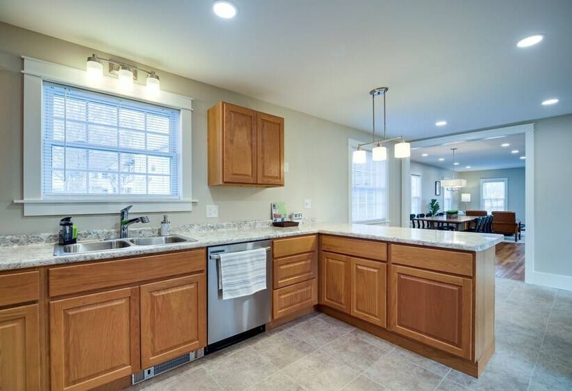 Updated Home In Heart Of Rutland, Near Slopes