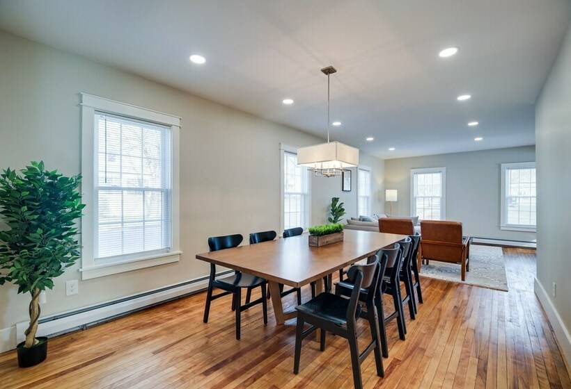 Updated Home In Heart Of Rutland, Near Slopes