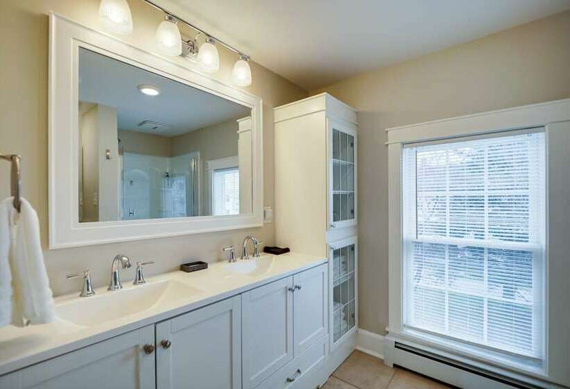 Updated Home In Heart Of Rutland, Near Slopes