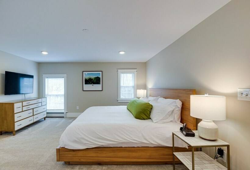 Updated Home In Heart Of Rutland, Near Slopes