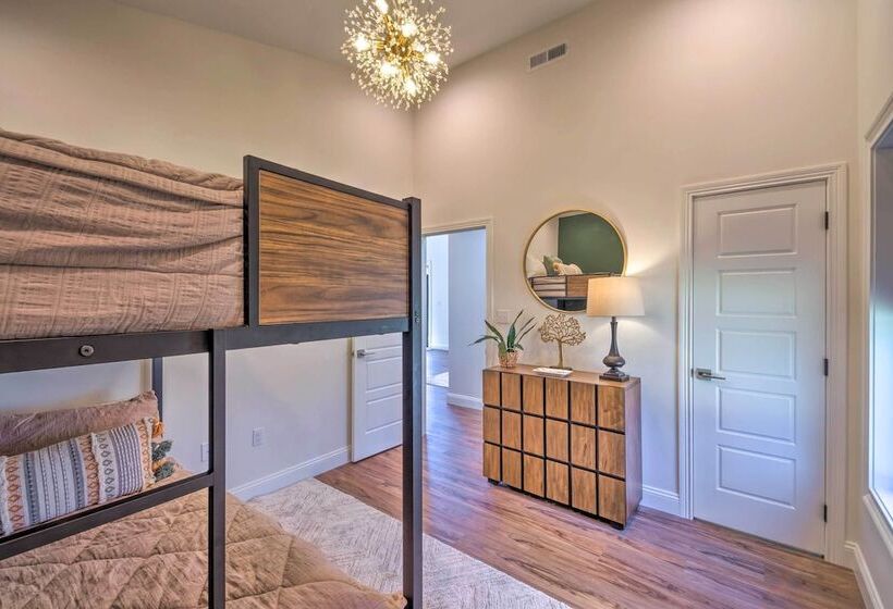 Upscale & Quiet Paducah Retreat On 15 Acres!