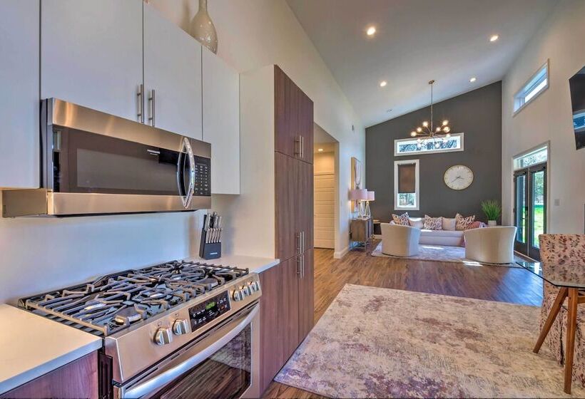 Upscale & Quiet Paducah Retreat On 15 Acres!