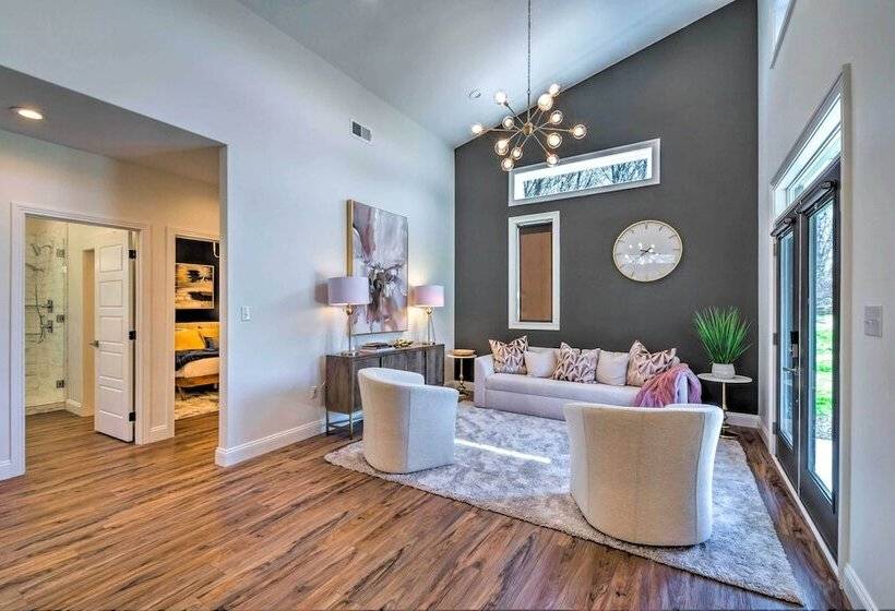 Upscale & Quiet Paducah Retreat On 15 Acres!