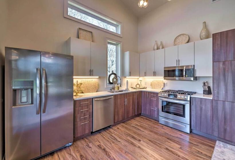 Upscale & Quiet Paducah Retreat On 15 Acres!