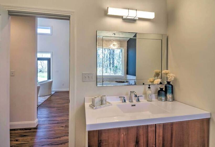 Upscale & Quiet Paducah Retreat On 15 Acres!