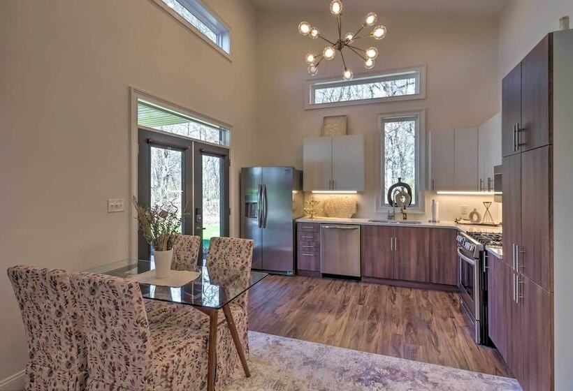 Upscale & Quiet Paducah Retreat On 15 Acres!