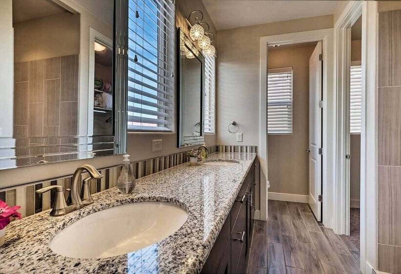 Utah Home W/ Pool & Hot Tub Access, Mtn Views!