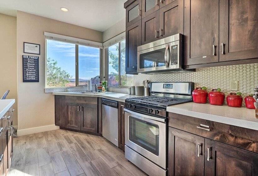 Utah Home W/ Pool & Hot Tub Access, Mtn Views!