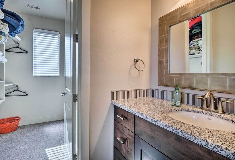 Utah Home W/ Pool & Hot Tub Access, Mtn Views!