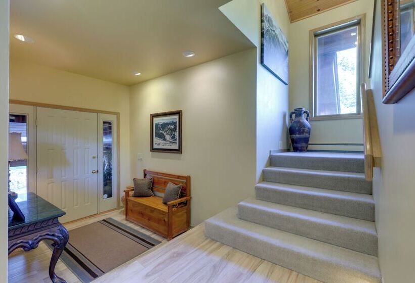 Vail  Treehouse  + Hot Tub, Sauna & Mtn Views