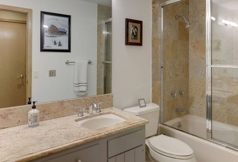 Vail  Treehouse  + Hot Tub, Sauna & Mtn Views