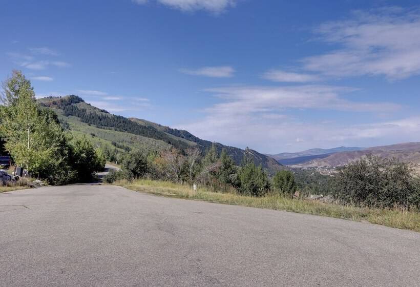 Vail  Treehouse  + Hot Tub, Sauna & Mtn Views
