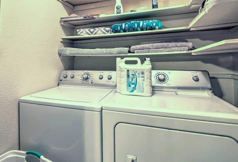 Vibrant Kingsland Retreat W/ Waterfront Views