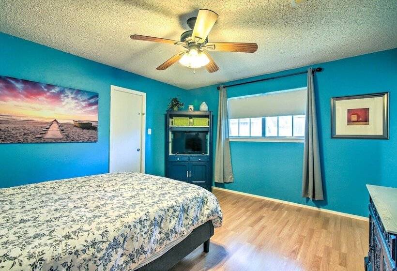 Vibrant Kingsland Retreat W/ Waterfront Views