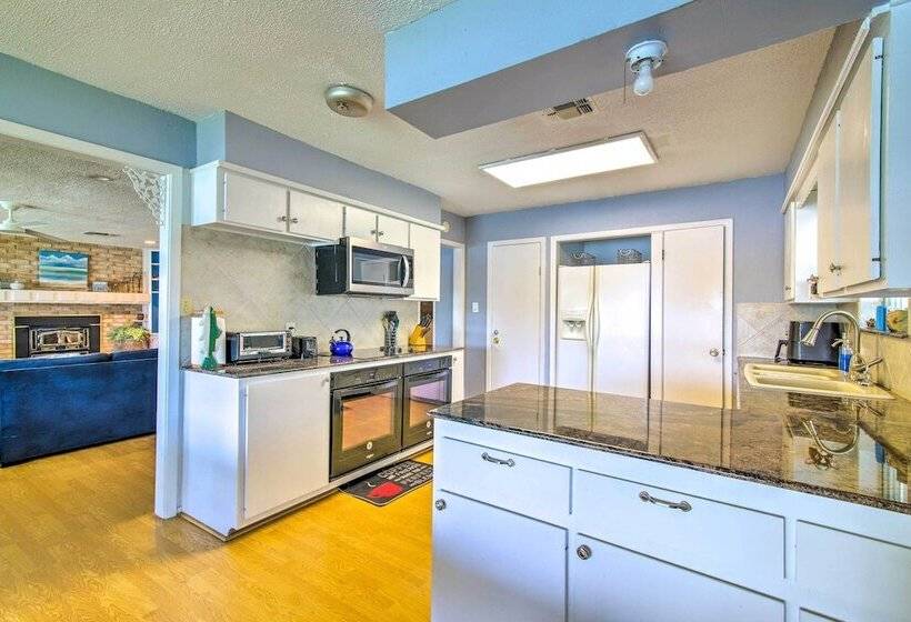 Vibrant Kingsland Retreat W/ Waterfront Views