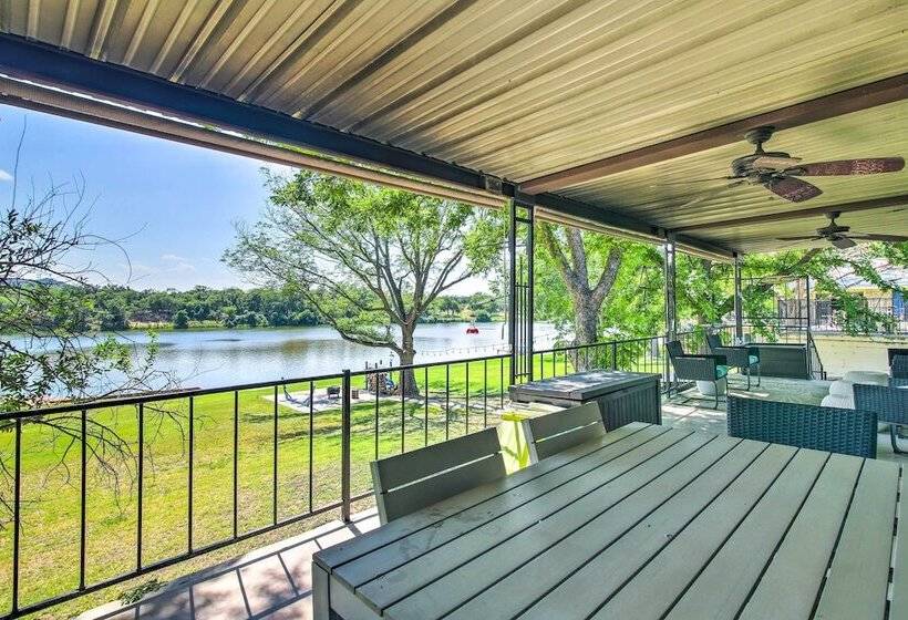 Vibrant Kingsland Retreat W/ Waterfront Views