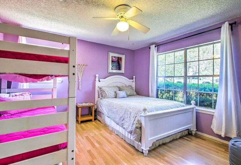 Vibrant Kingsland Retreat W/ Waterfront Views