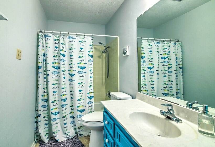 Vibrant Kingsland Retreat W/ Waterfront Views