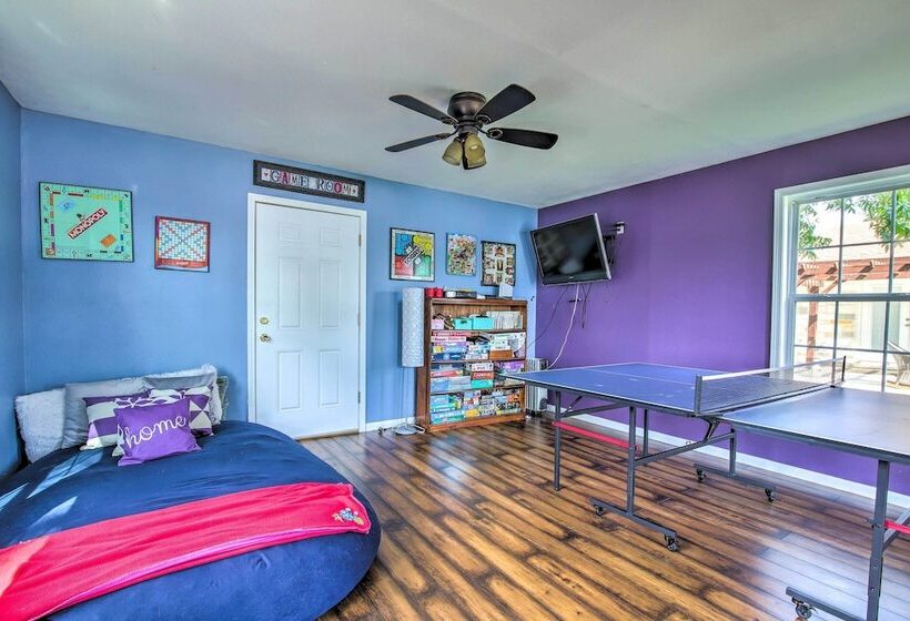 Vibrant Kingsland Retreat W/ Waterfront Views