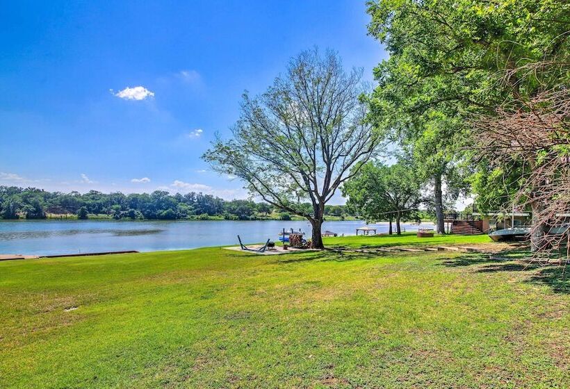 Vibrant Kingsland Retreat W/ Waterfront Views