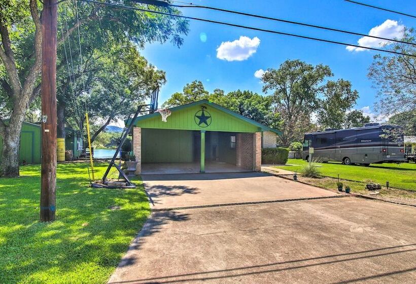 Vibrant Kingsland Retreat W/ Waterfront Views