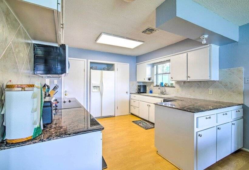 Vibrant Kingsland Retreat W/ Waterfront Views