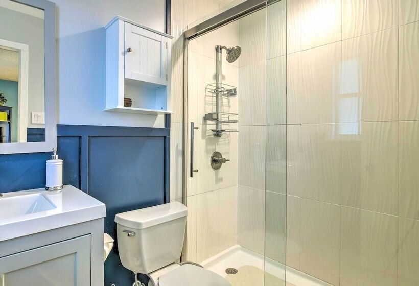 Vibrant Kingsland Retreat W/ Waterfront Views