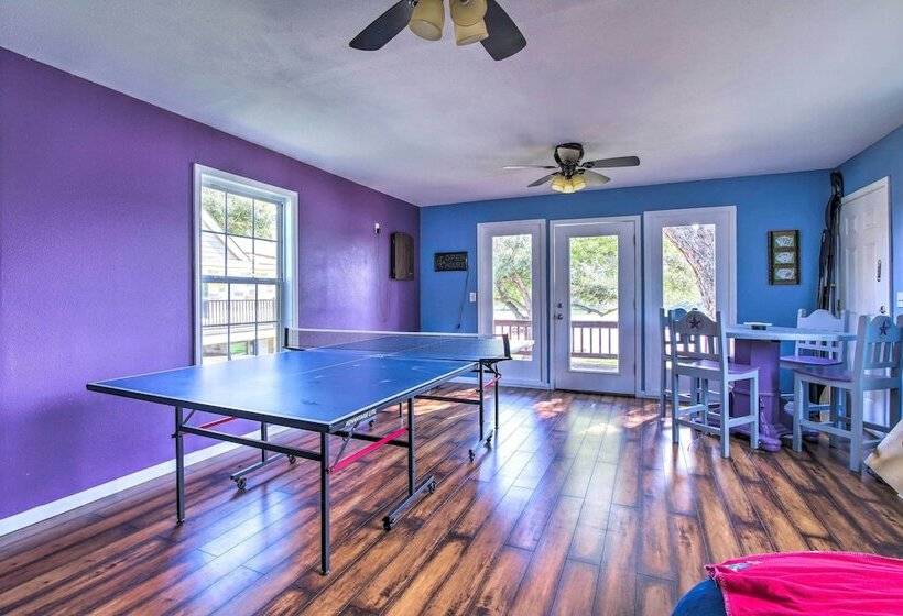 Vibrant Kingsland Retreat W/ Waterfront Views