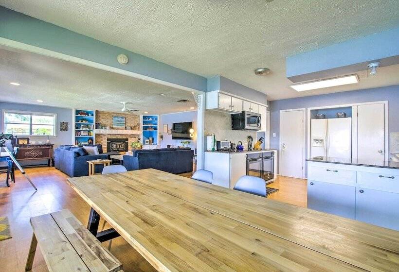 Vibrant Kingsland Retreat W/ Waterfront Views