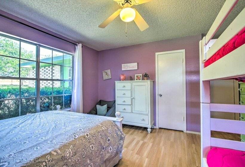 Vibrant Kingsland Retreat W/ Waterfront Views