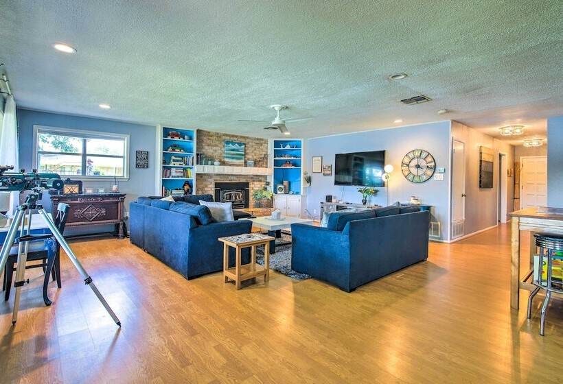 Vibrant Kingsland Retreat W/ Waterfront Views