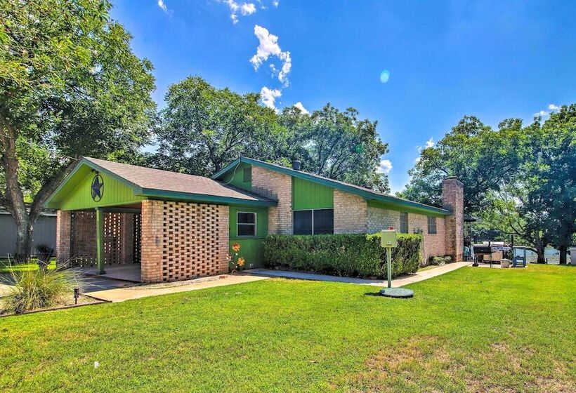 Vibrant Kingsland Retreat W/ Waterfront Views