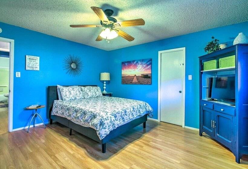 Vibrant Kingsland Retreat W/ Waterfront Views