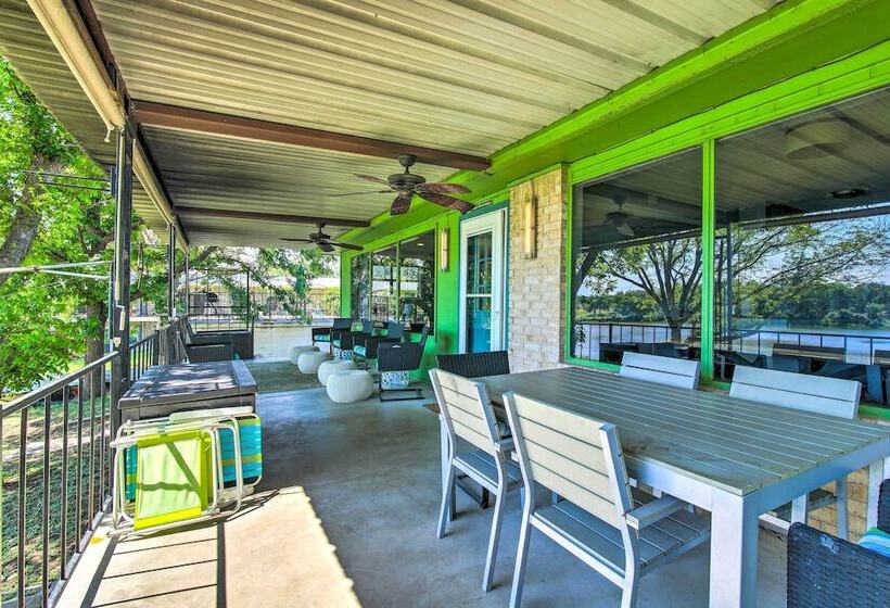 Vibrant Kingsland Retreat W/ Waterfront Views