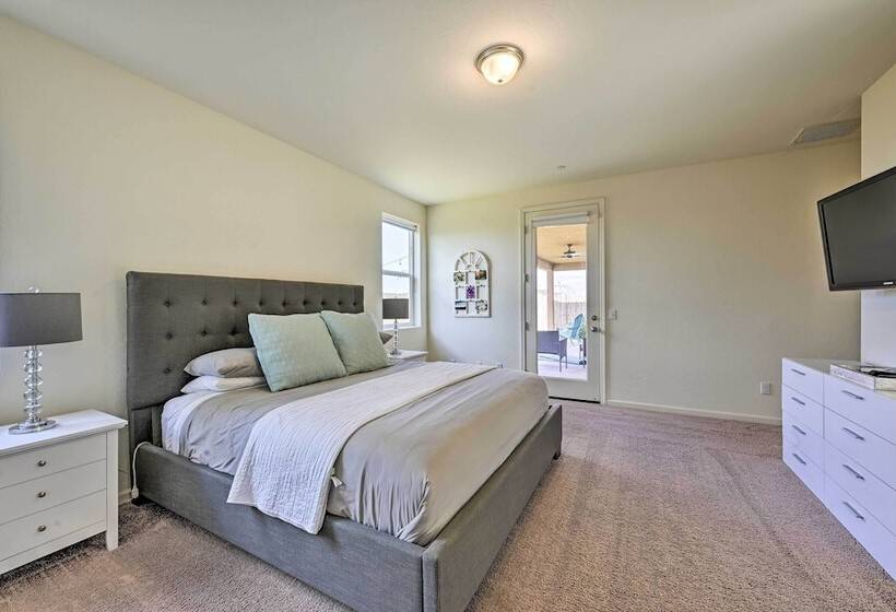 Visalia Home W/ Yard: 4 Mi To Downtown!