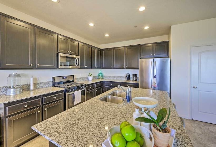 Visalia Home W/ Yard: 4 Mi To Downtown!