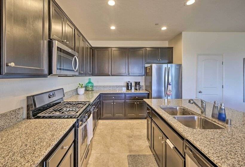 Visalia Home W/ Yard: 4 Mi To Downtown!