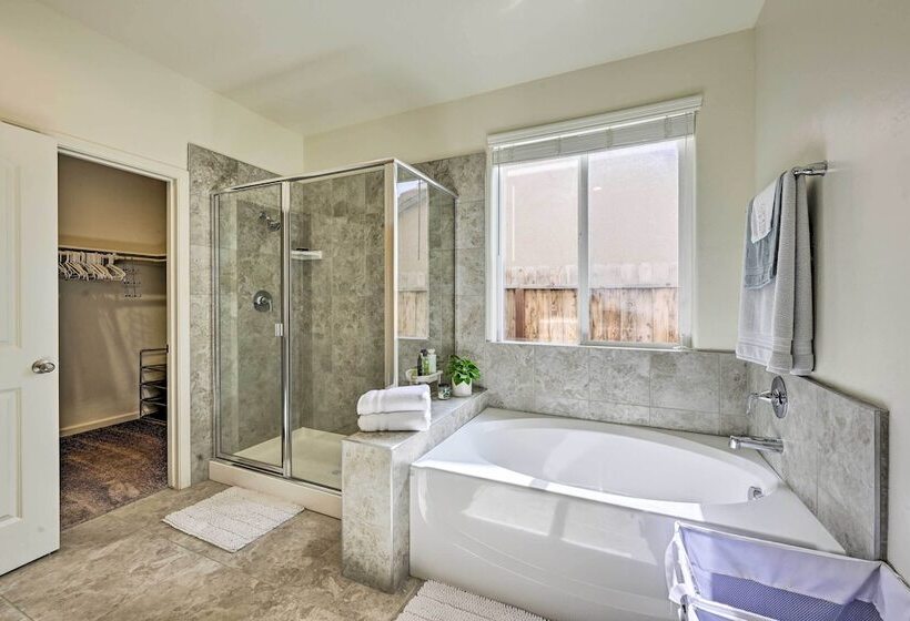 Visalia Home W/ Yard: 4 Mi To Downtown!