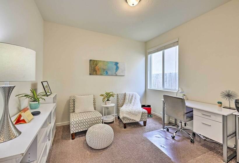 Visalia Home W/ Yard: 4 Mi To Downtown!