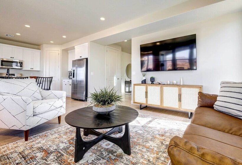 Washington Home W/ Mtn Views, Near Hiking!