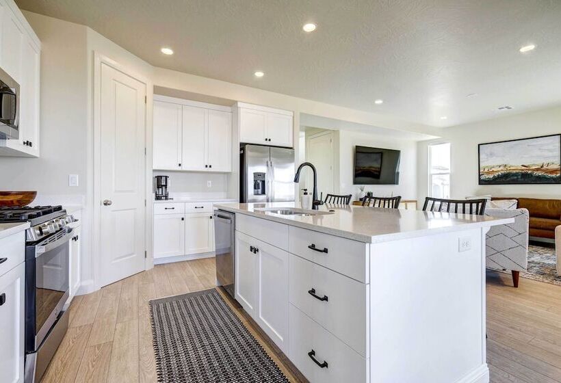 Washington Home W/ Mtn Views, Near Hiking!