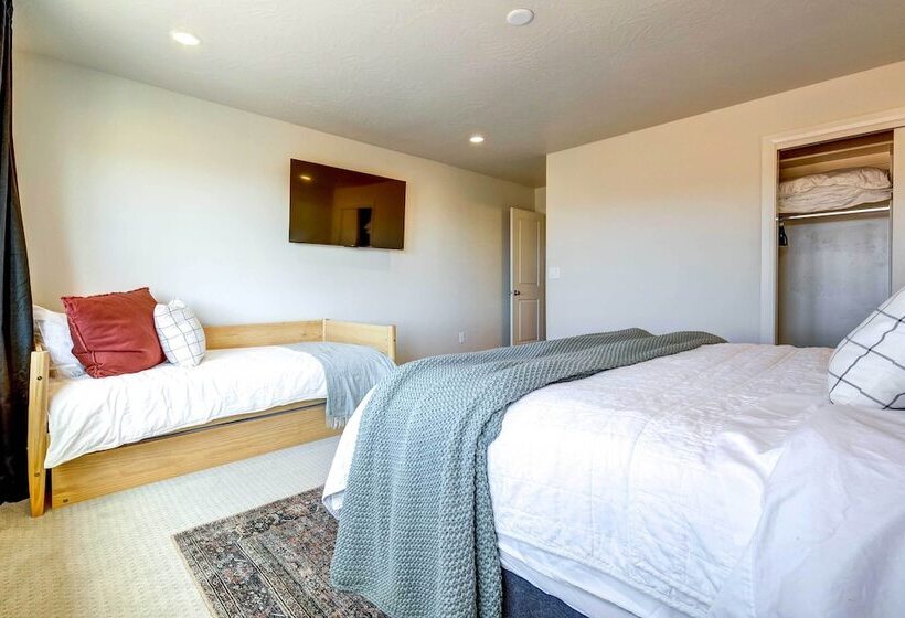 Washington Home W/ Mtn Views, Near Hiking!