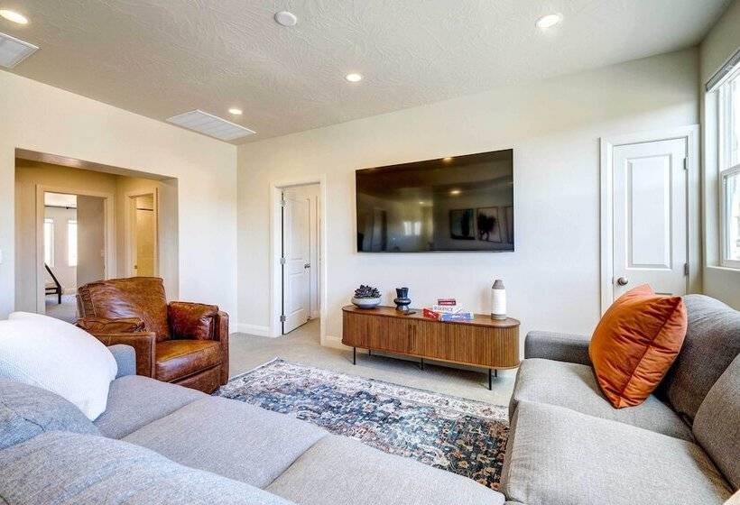 Washington Home W/ Mtn Views, Near Hiking!