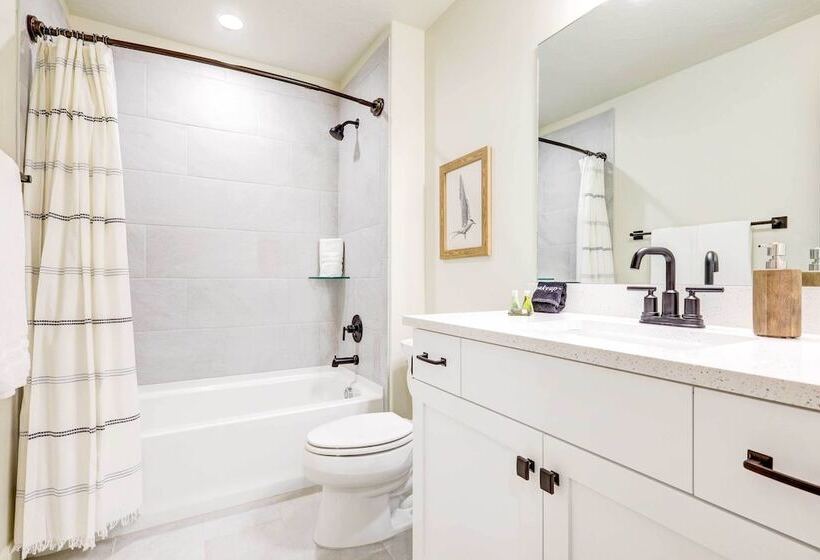 Washington Home W/ Mtn Views, Near Hiking!