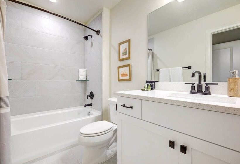 Washington Home W/ Mtn Views, Near Hiking!